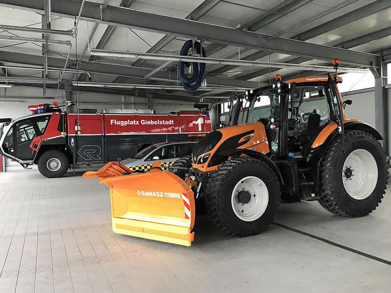 Valtra N134 mit Löschfahrzeug im Maschinenraum des Flugplatzes Giebelstadt