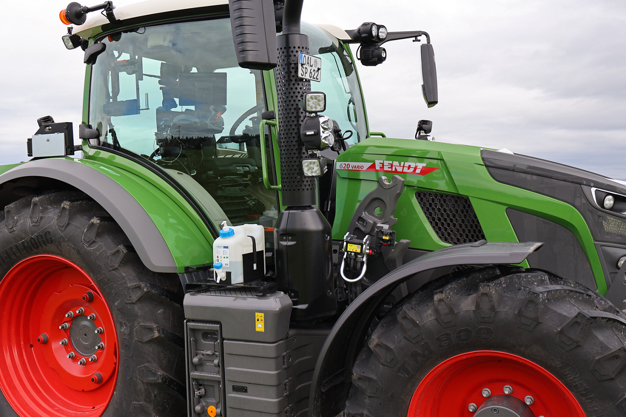 Fendt Tractor with Chassis Organizer and water tank 