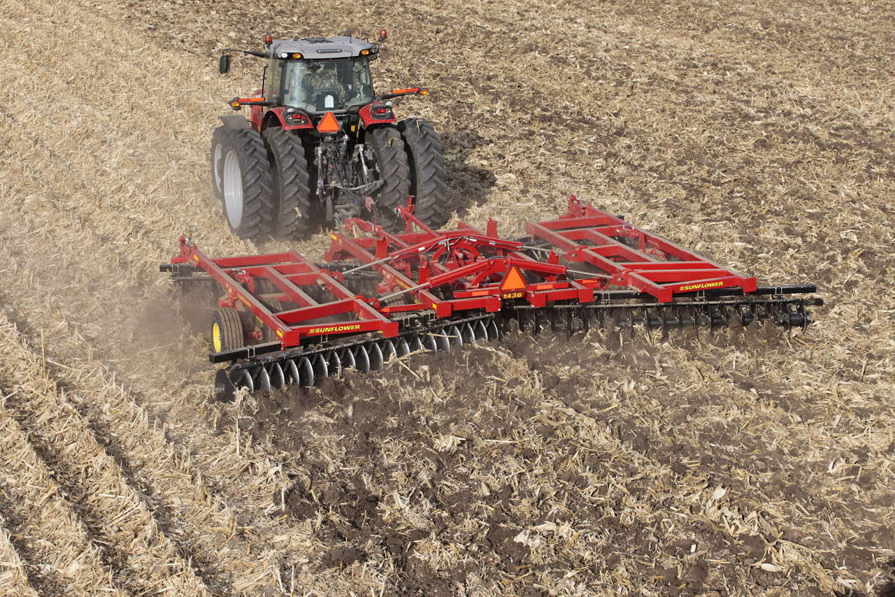 MF-tractor-with-1436-Sunflower-Disc-Harrow.JPG