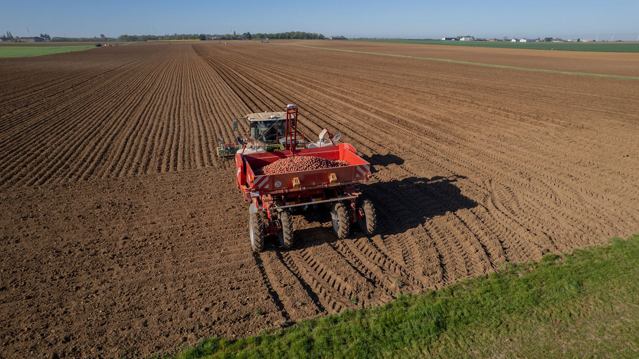 Um implemento com tecnologia PTx Trimble TrueTracker em batatas