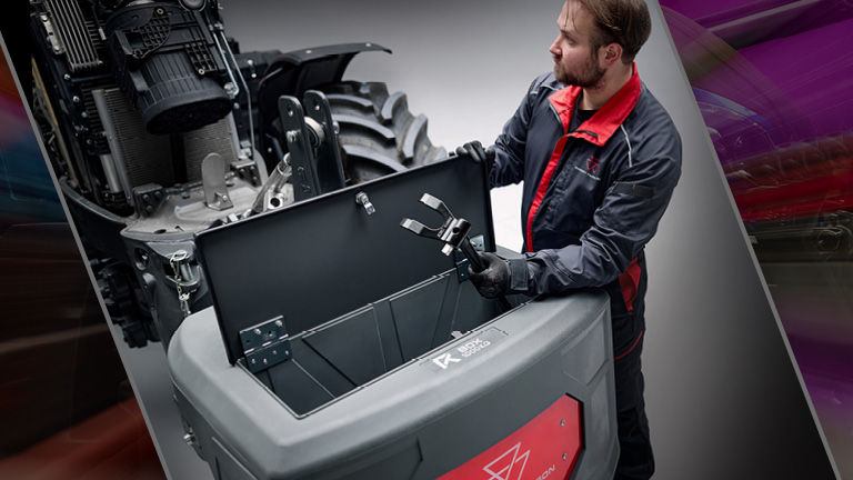 Tre lantbrukare klädda i Massey Ferguson-arbetskläder med tillbehör som passar olika traktorer.