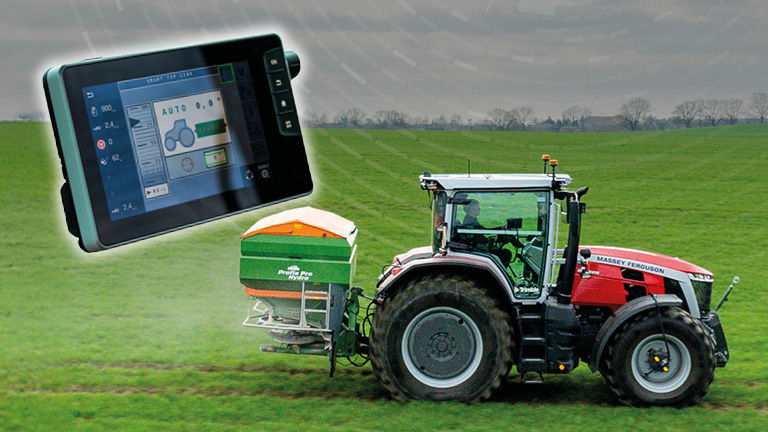 En bild med en traktor med spridare sida vid sida och skärmar över dem