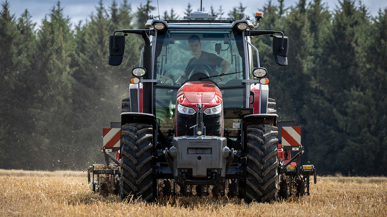 Bilder av Massey Ferguson-traktorer på ett lantbruk