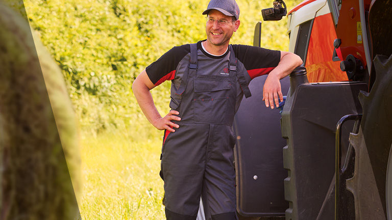 En bild av tre tekniker som skrattar och ser ut att vara redo för arbete