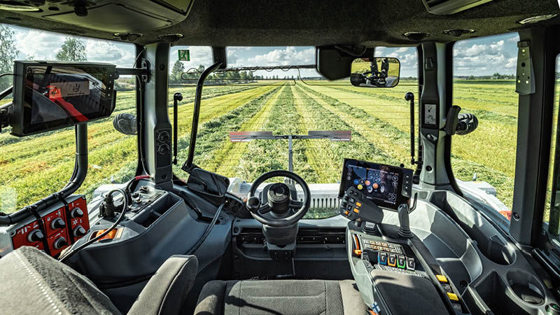 Valtra TwinTrac mit Sicht auf Bandschwader