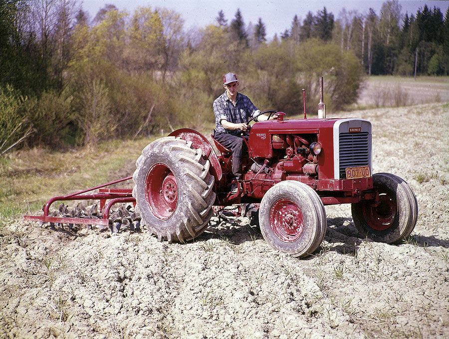 Valmet-361-harrowing.jpg