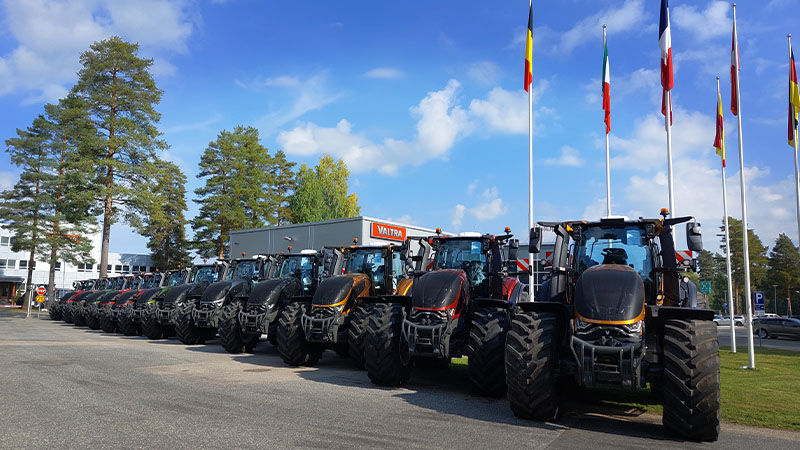 Valtra-BOSS-Delivery-Day_800x450.jpg