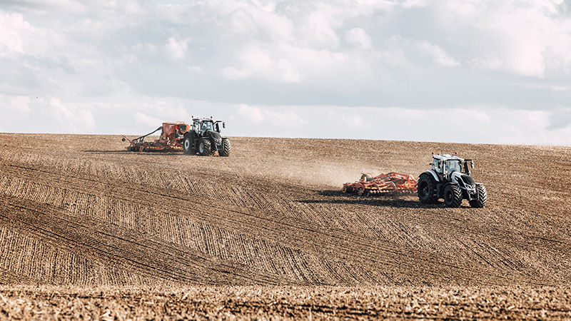 2 Traktoren der Valtra Q-Serie mit Grubber und Scheibenegge