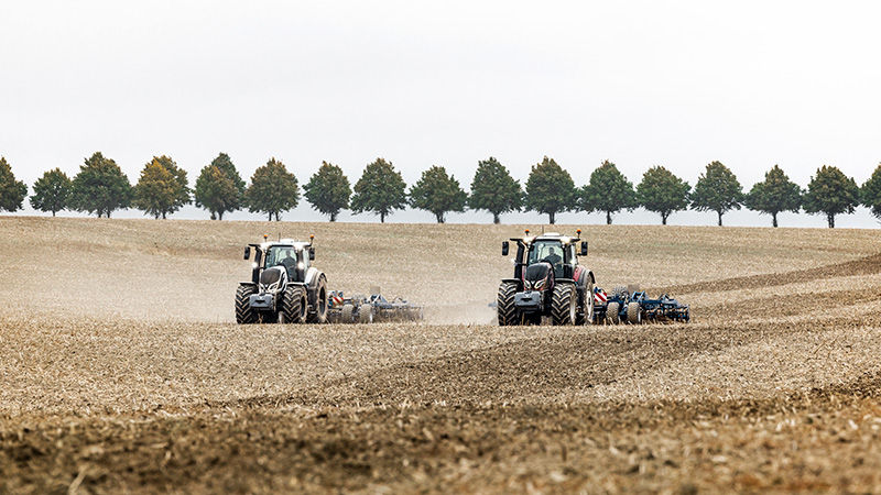 2 Traktoren der Valtra Q-Serie bei der Bodenbearbeitung