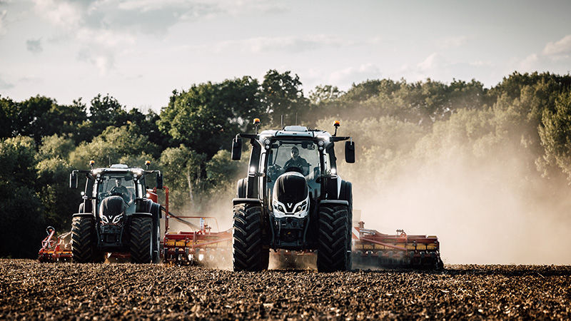 2 Traktoren der Valtra Q-Serie bei der Bodenbearbeitung