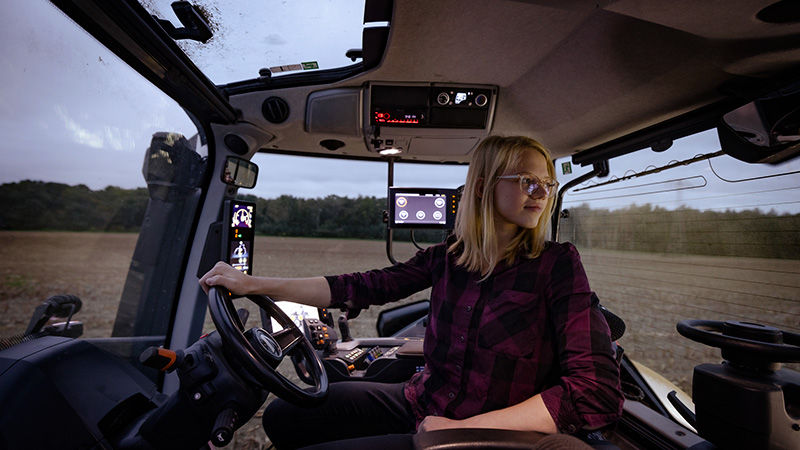 Landwirtin in der Kabine der Valtra Q-Serie