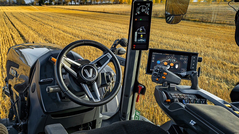 Valtra-SmartTouch-armrest_800x450.jpg