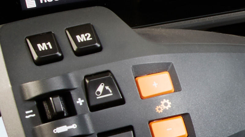 Valtra-SmartTouch-programable-memory-buttons_800x450.jpg