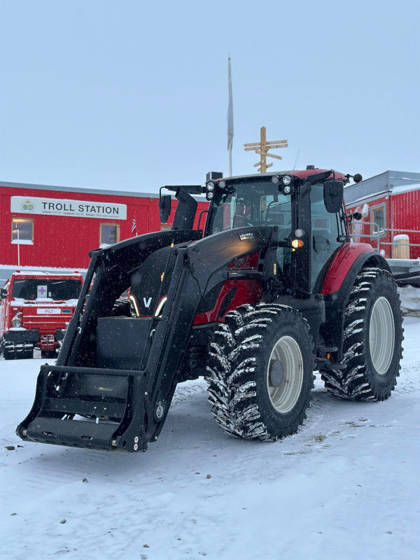 Valtra-T235-tractor-at-antarctic-science-station-2.jpeg