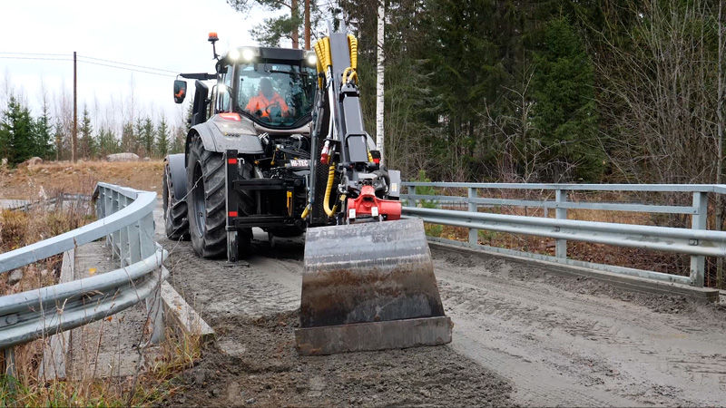 Valtra-Unlimited-Excavator-1.jpg