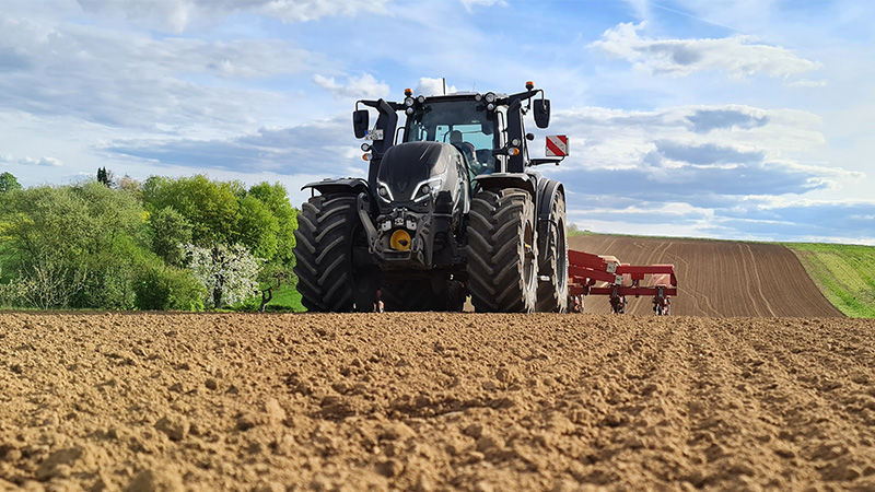 Valtra T-Serie mit Grubber auf dem Acker