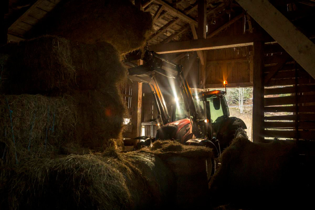 Valtra-utilisateur-Jean-Louis-Charbonnel-ferme-1-1200x800.jpg