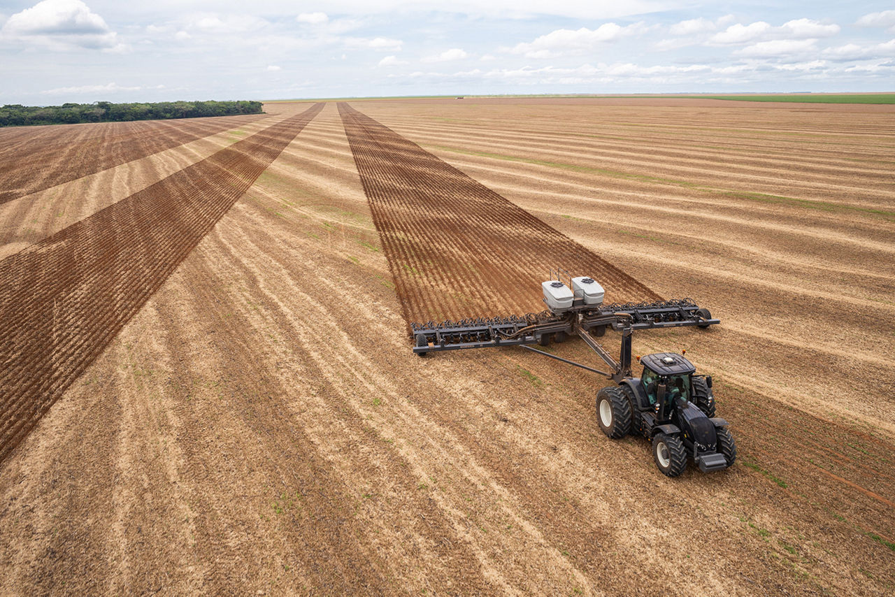 Valtra_SECTION CONTROL 96 WITH MULTIBOOM_3.jpg