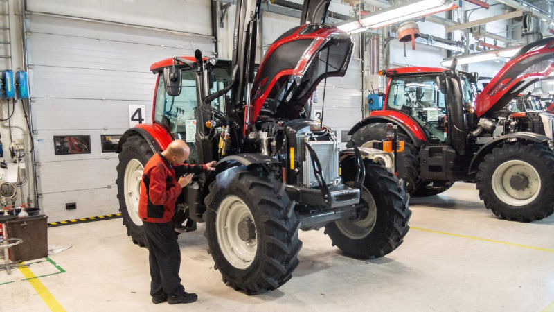 Valtra_tractor_testing_in_the_factory-800-450.jpg