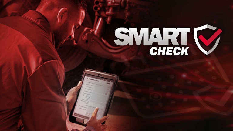 Un tecnico che controlla una cartellina con il logo SMART Check