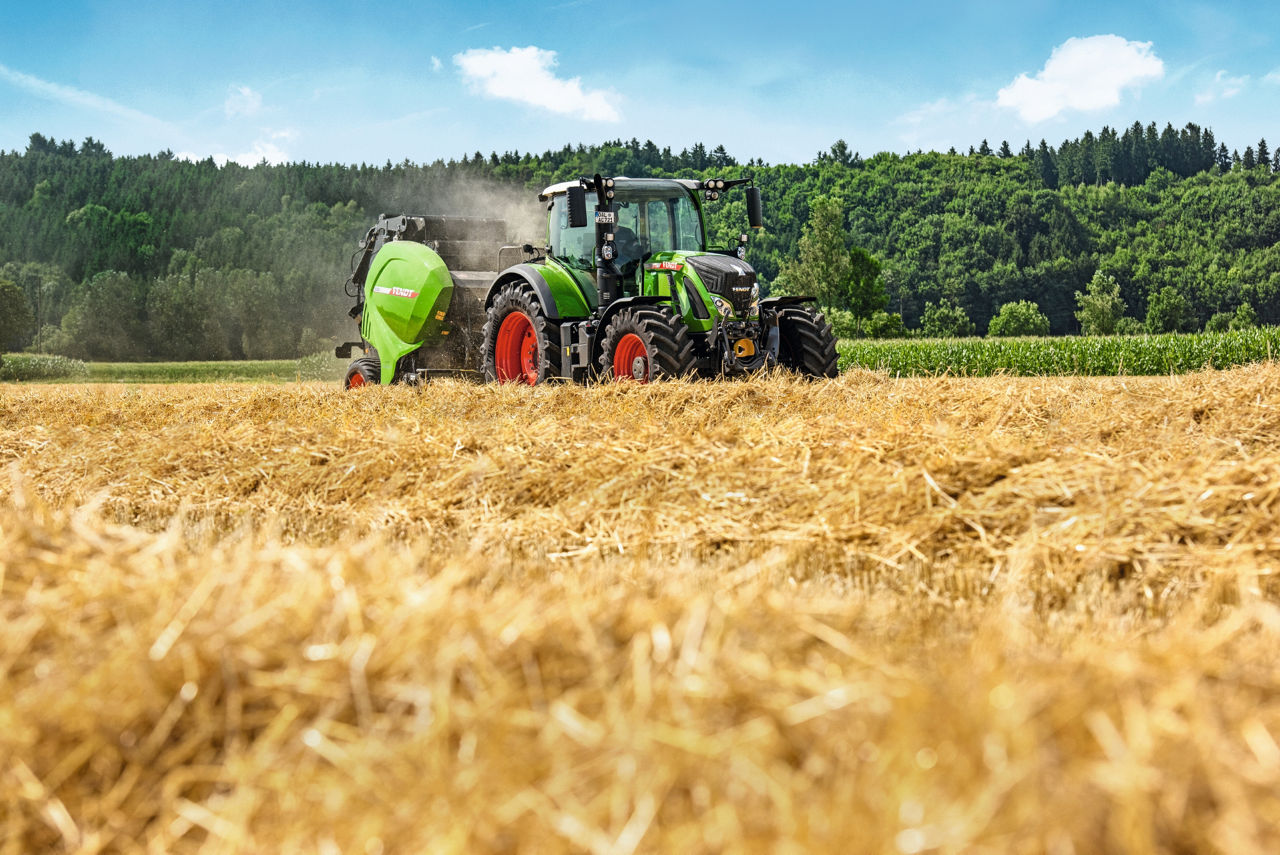 Fendt and round baler