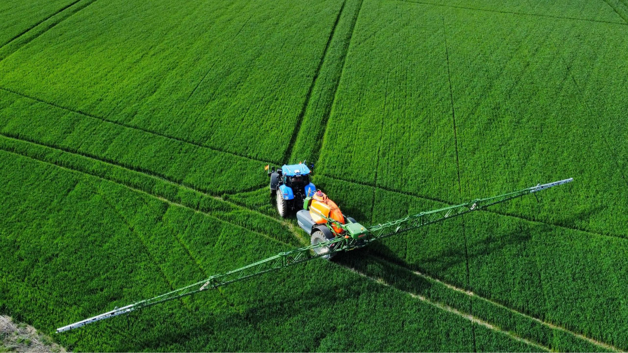 Eqipment spraying field using PTxTrimble technology