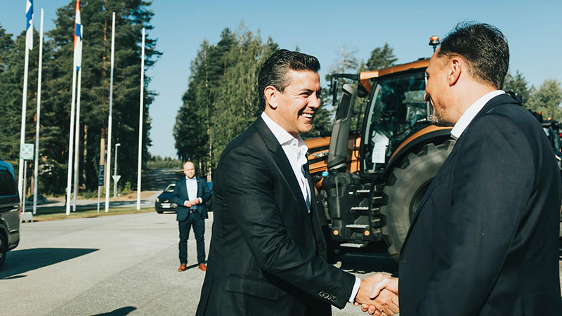 mikko-lehikoinen-welcomes-paraguay-president-santiago-pena-to-valtra-factory_800x450.jpg