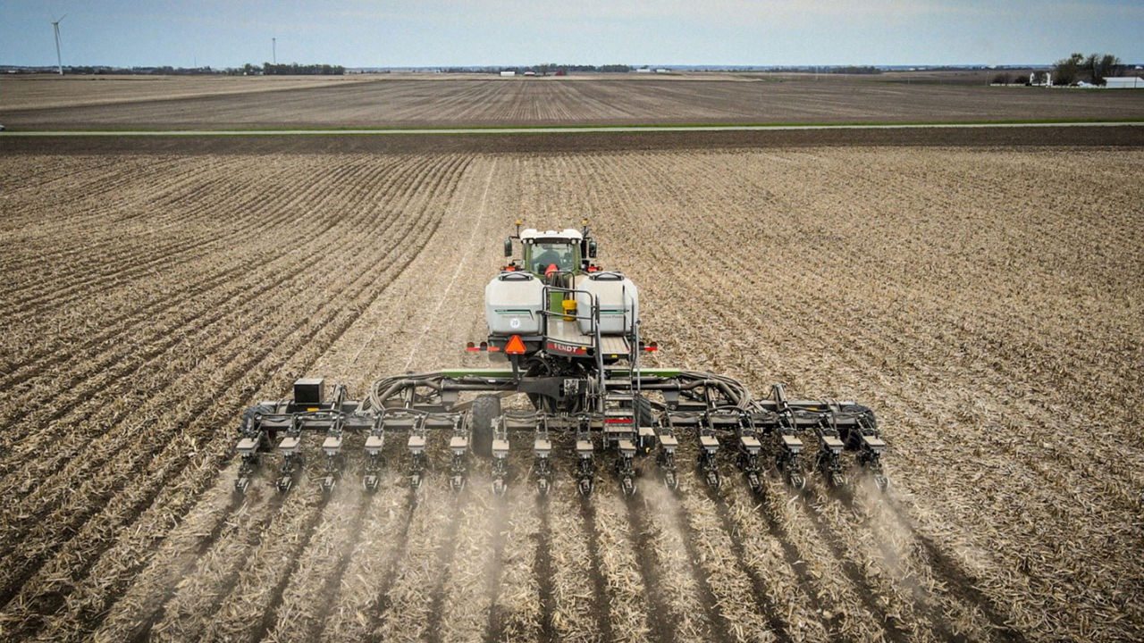 Precision Ag - Fendt tractor and Momentum planter