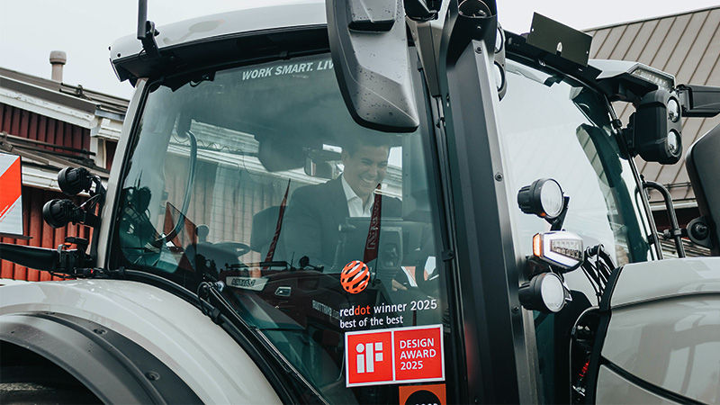 president-satiago.pena-test-drives-a-valtra-s-series_800x450.jpg