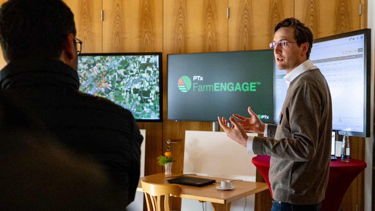 Um homem usa o PTx FarmENGAGE em um laptop na loja agrícola