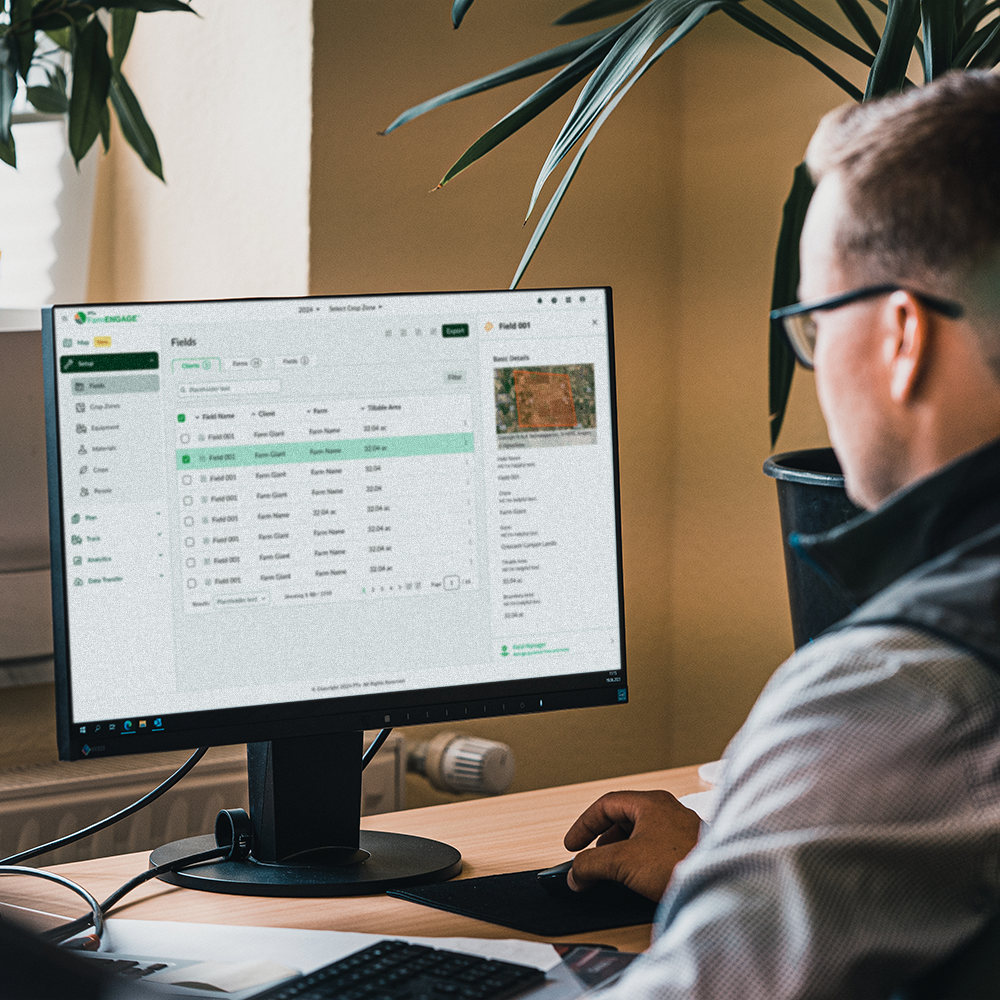 A man uses PTx FarmENGAGE on a computer