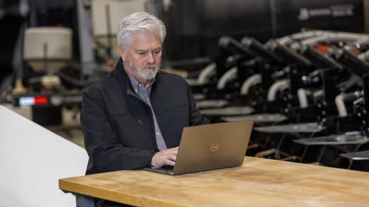 16:9 Images - ptx_panorama_laptop_shop