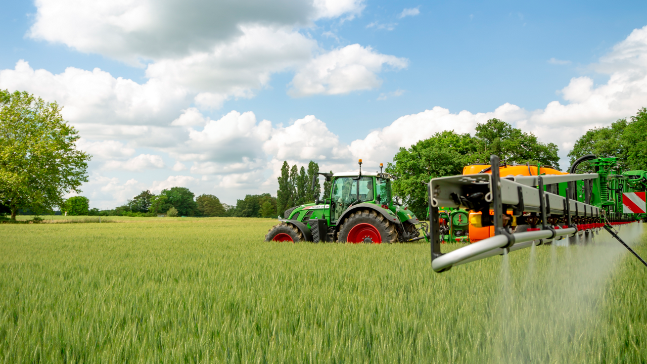 A Fendt tractor and sprayer in the field.