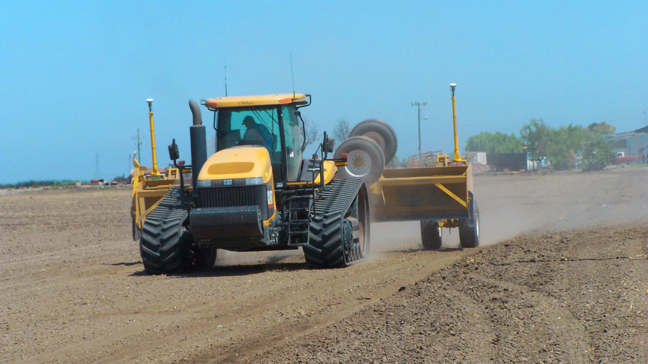 A tractor forms a field with the PTx Trimble FieldLevel II system.