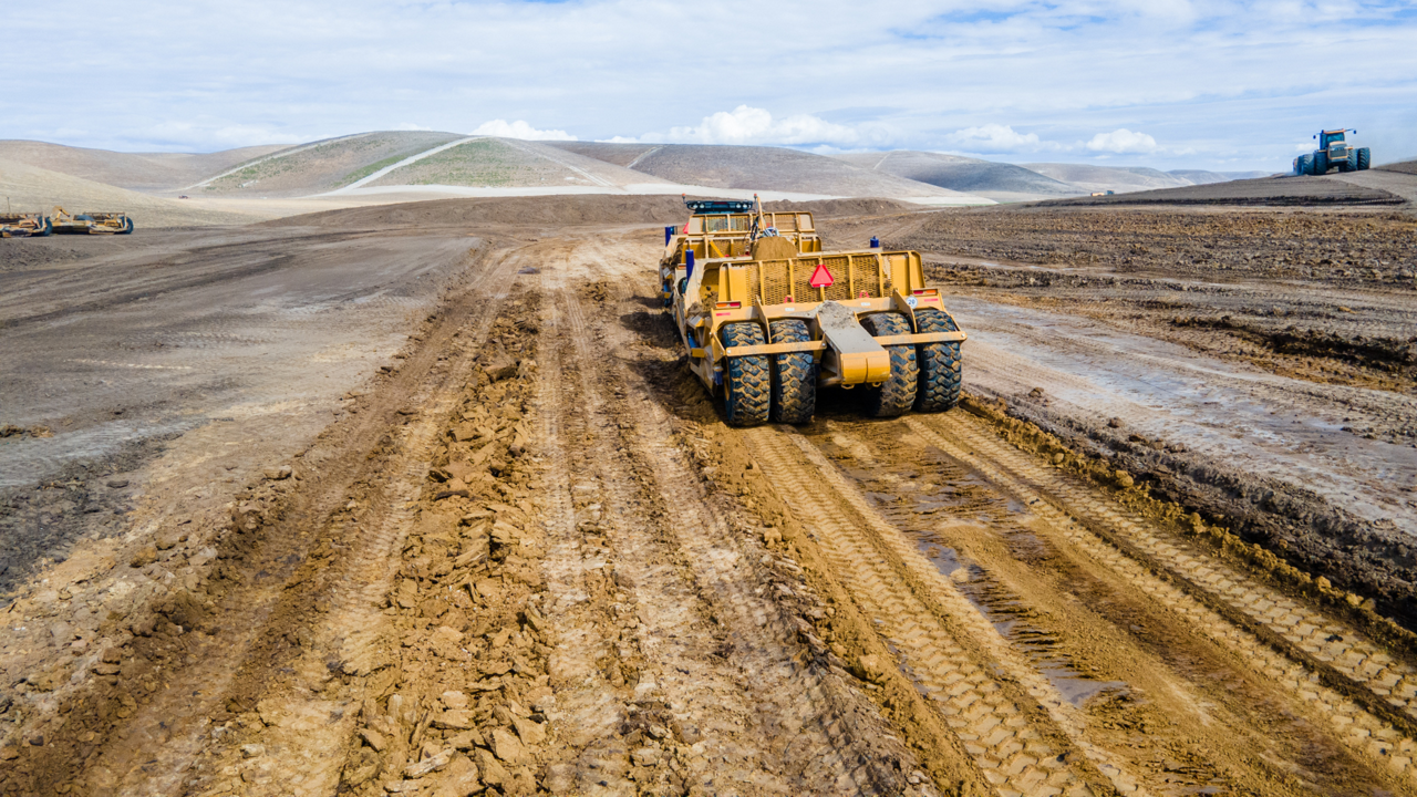Equipamentos de formação do terreno nivelam um campo