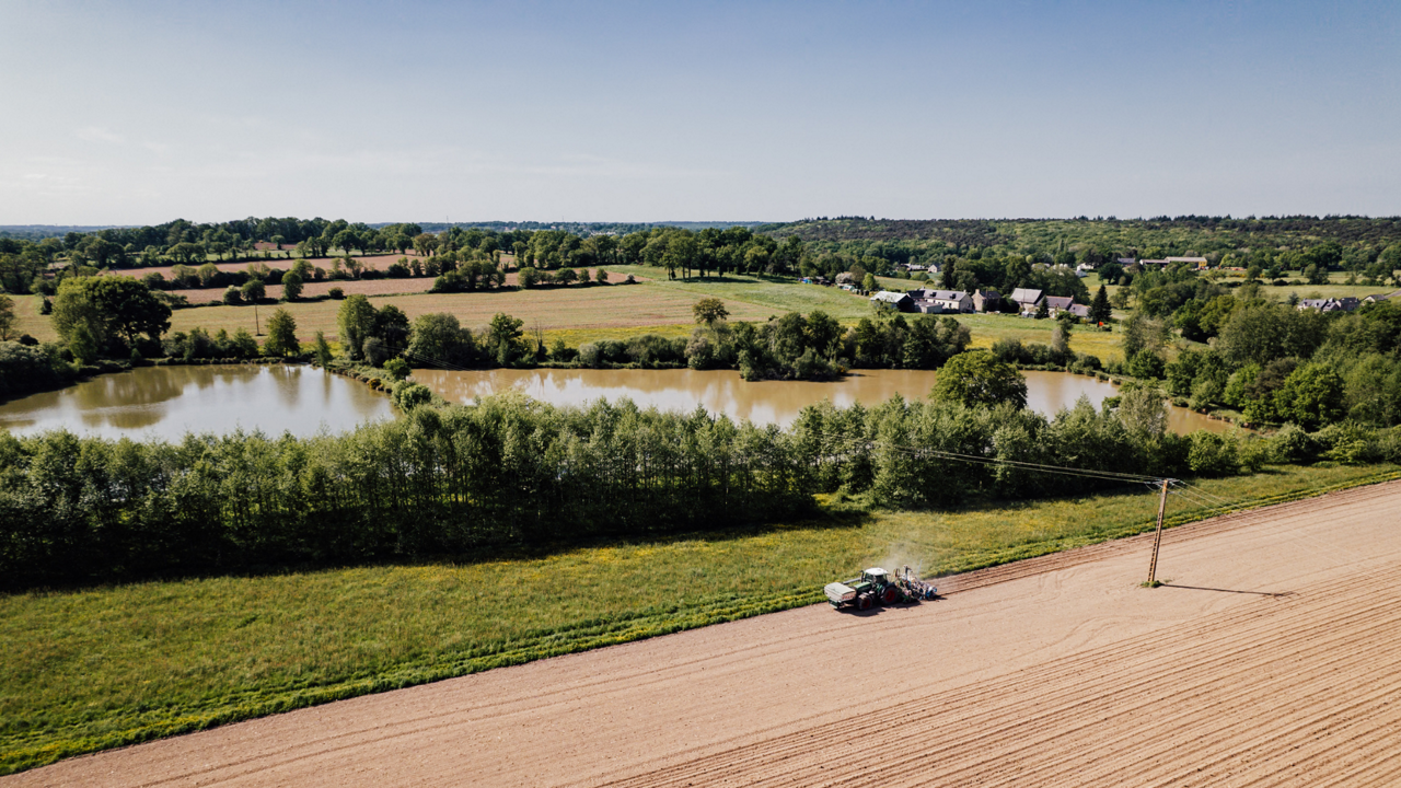 A tractor in a field using the PTx Trimble NAV-960 receiver