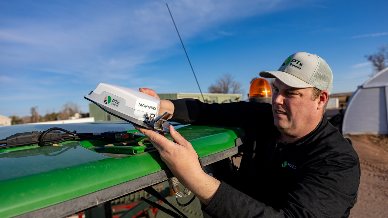 PTx Trimble NAV-960 receiver on the roof of a tractor.