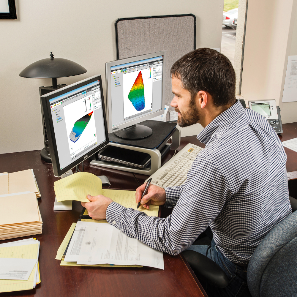 Um homem desenha um projeto de formação do terreno usando o WM-Form