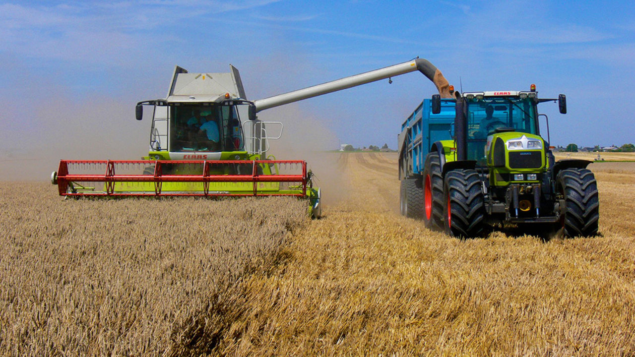 Harvest in France using PTx Trimble EZ-Pilot technology