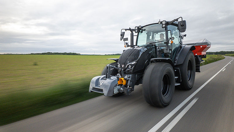 Los actualizados Valtra A105 y A115 ofrecen un excelente confort tanto en campo como en carretera