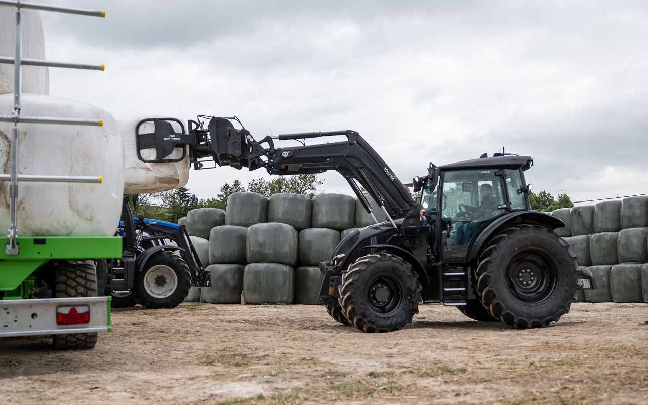 valtra-a-series-front-loader-by-design_4000x2500.jpg