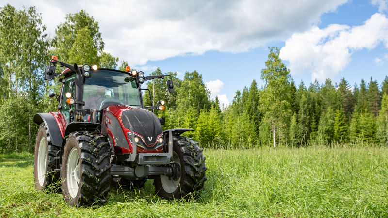 valtra-a5-series-tractor-grassland-800-450.jpg