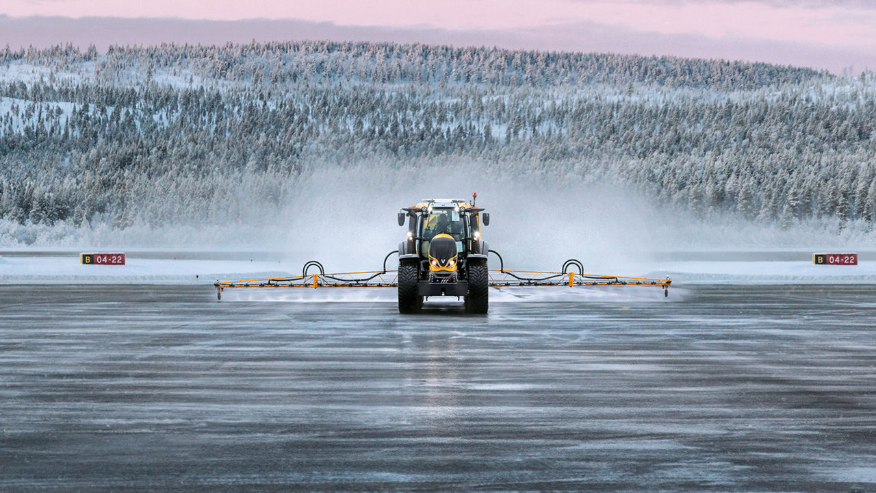 valtra-airport-de-icing-tractor_1600x900.jpg