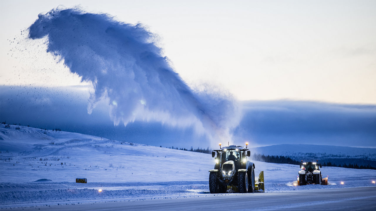valtra-airport-tractors-snow-blowing_1600x900.jpg