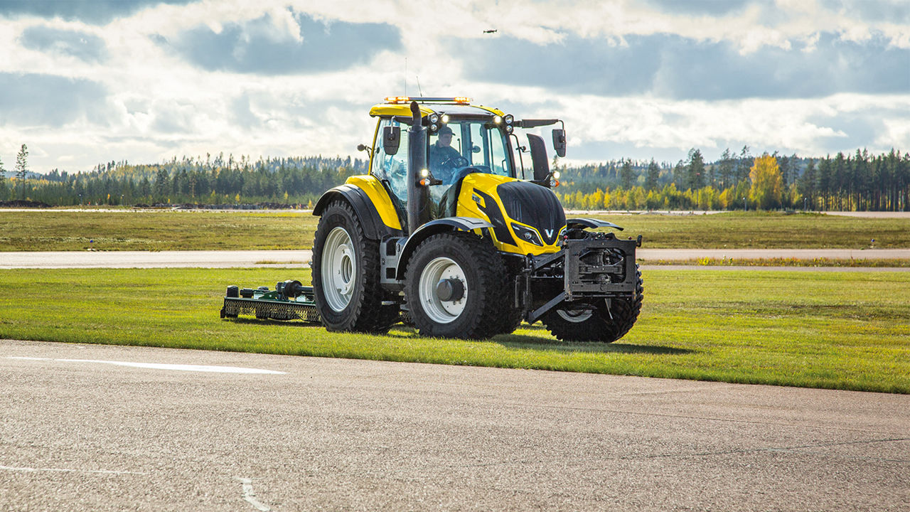 valtra-airport-year-round-use_1600x900.jpg