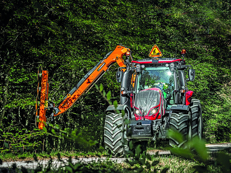 valtra-auslegermäher-gehölz_800x600.jpg