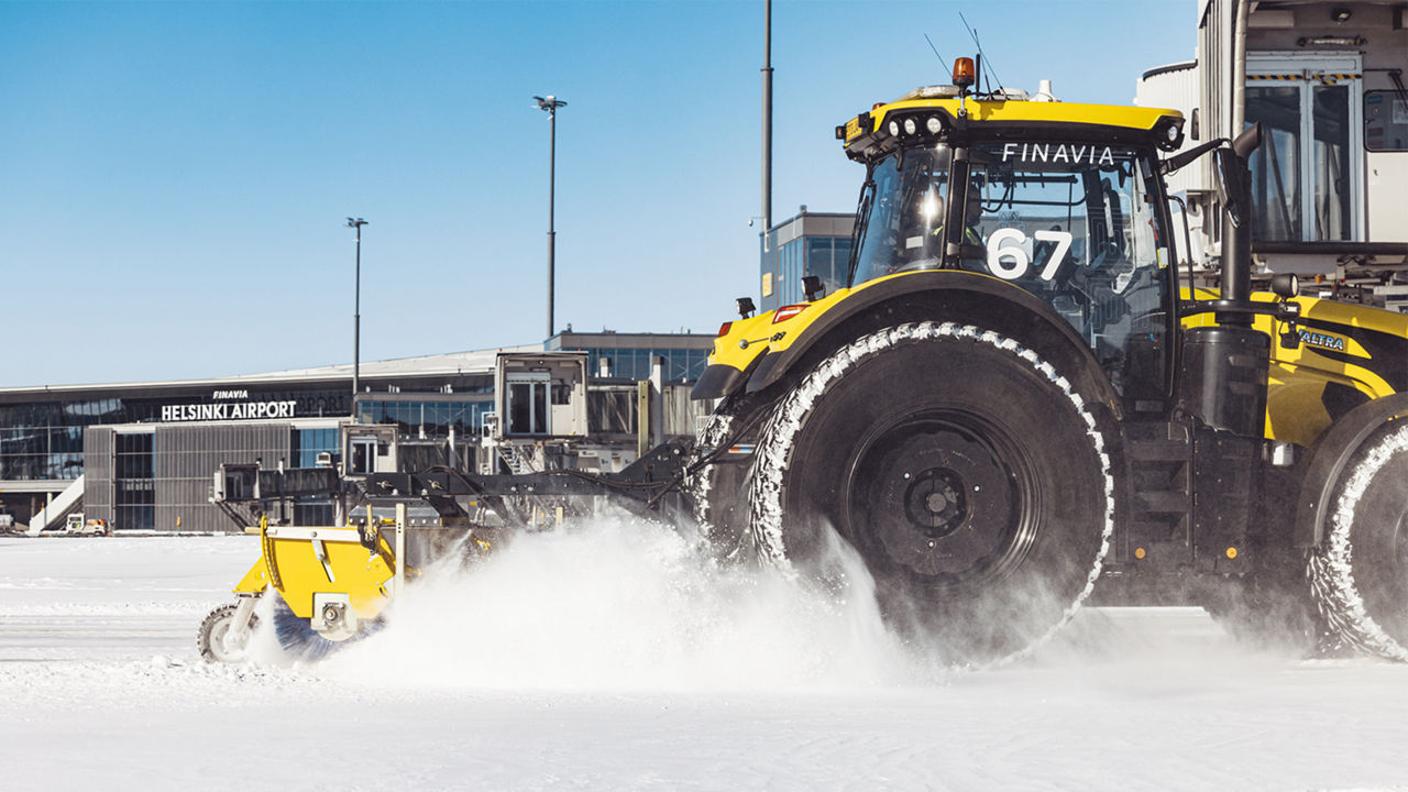 valtra-aviation-customised-tractors_1600x900.jpg