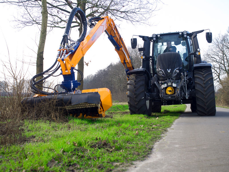 Valtra T154 mit Berky Auslegermäher im Zwischenachsanbau