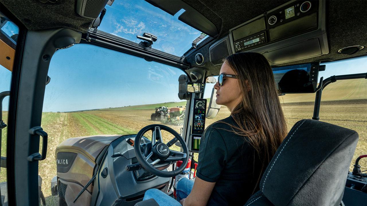 valtra-cab-comfort_1600x900.jpg