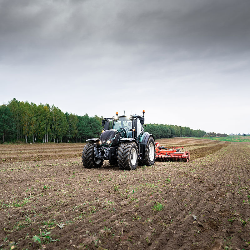 valtra-elisa-traktor-feld_800x800.jpg